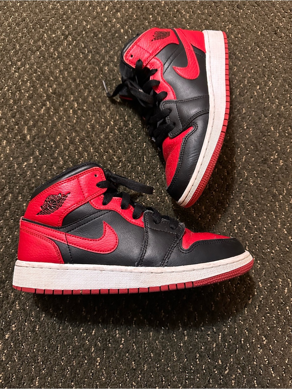 Kid’s Nike Air Jordan 1 Mid Sneakers Black/Red  Color-way Size 4Y